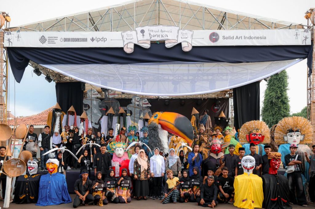 Tinawaty Andra Soni Lepas Festival Atraksi Boneka Solid Art Indonesia Tahun 2025 Tinawaty Andra Soni Lepas Festival Atraksi Boneka Solid Art Indonesia Tahun 2025