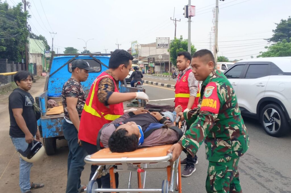 Babinsa dan Tim PSC 119 Evakuasi Cepat Korban Kecelakaan di Jalan Raya Serang- Pandeglang Babinsa dan Tim PSC 119 Evakuasi Cepat Korban Kecelakaan di Jalan Raya Serang- Pandeglang