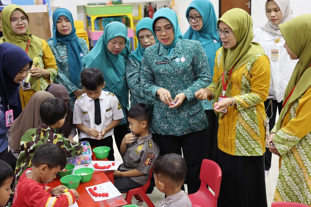 Kunjungi PAUD Al Bantani, Tinawati Andra Soni Ajak Anak Bermain dan Berdialog Interaktif