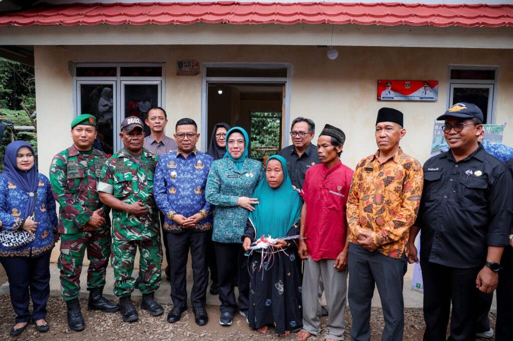 Andra Soni Serahkan Kunci Rumah Layak Huni Kepada Warga Kabupaten Serang Andra Soni Serahkan Kunci Rumah Layak Huni Kepada Warga Kabupaten Serang