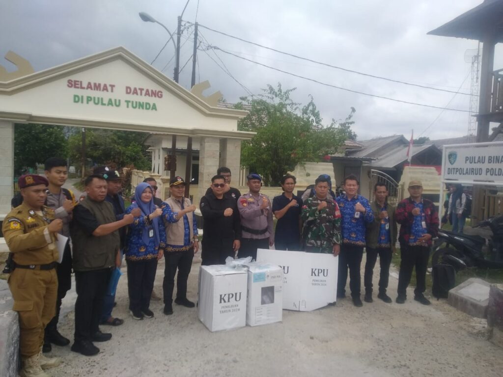 TNI-Polri Kawal Distribusi Kotak Suara PSU ke Pulau Tunda TNI-Polri Kawal Distribusi Kotak Suara PSU ke Pulau Tunda