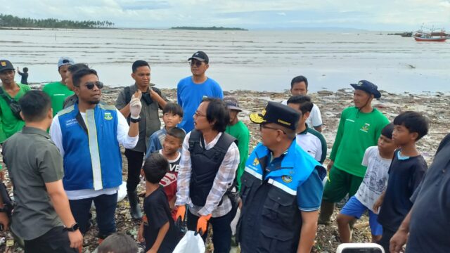Andra Soni Bersama Masyarakat Bersihkan Tumpukan Sampah Pantai Teluk Labuan