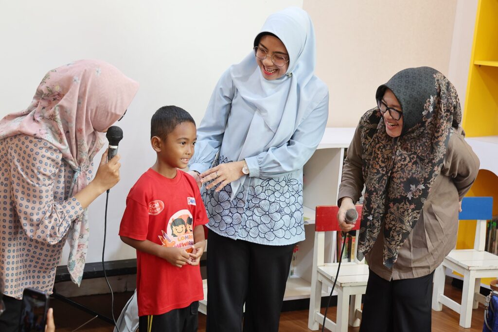 Tinawati Andra Soni Ajak Para Orang Tua Kenalkan Literasi Kepada Anak-anaknya Tinawati Andra Soni Ajak Para Orang Tua Kenalkan Literasi Kepada Anak-anaknya