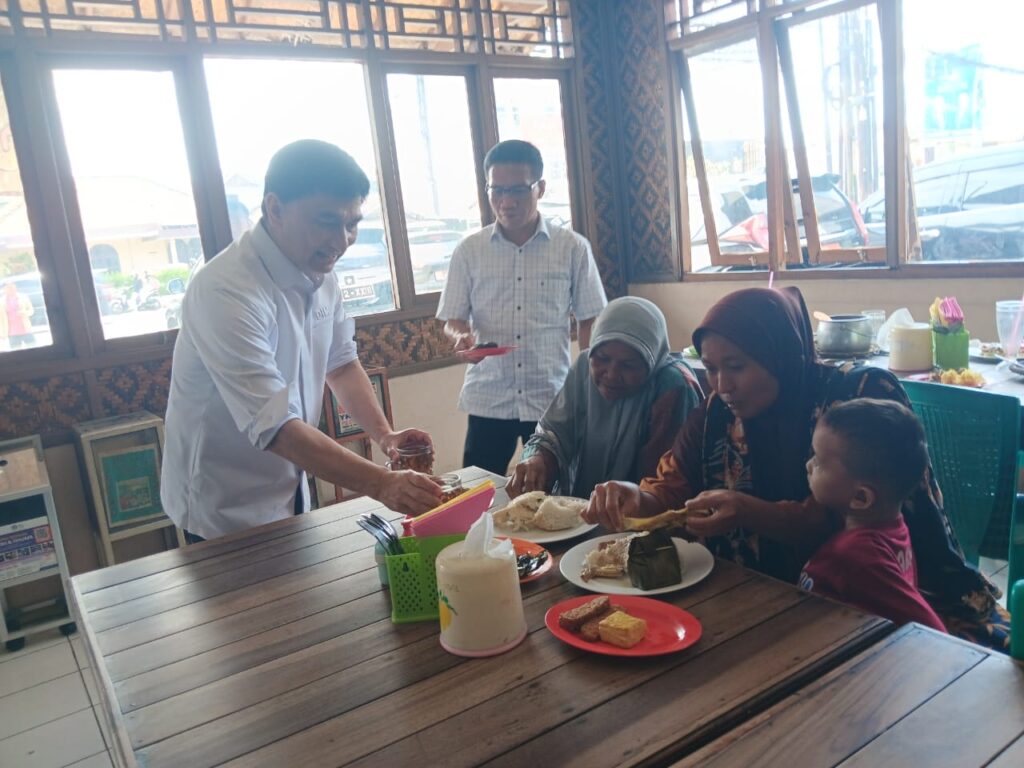 Usai Monitoring PSU Pilkada Tahun 2024 Kabupaten Serang, Wagub Banten Ajak Makan Buruh Cuci Pakaian