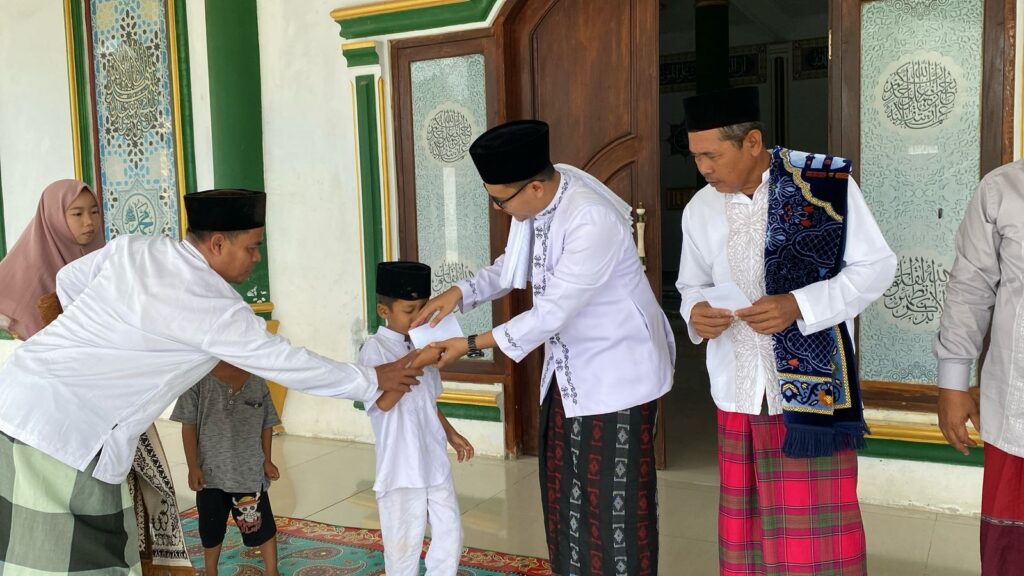 Kades Sindangheula Lanjutkan Program Jumat Keliling, Santuni Anak Yatim di Kampung Benua Lor