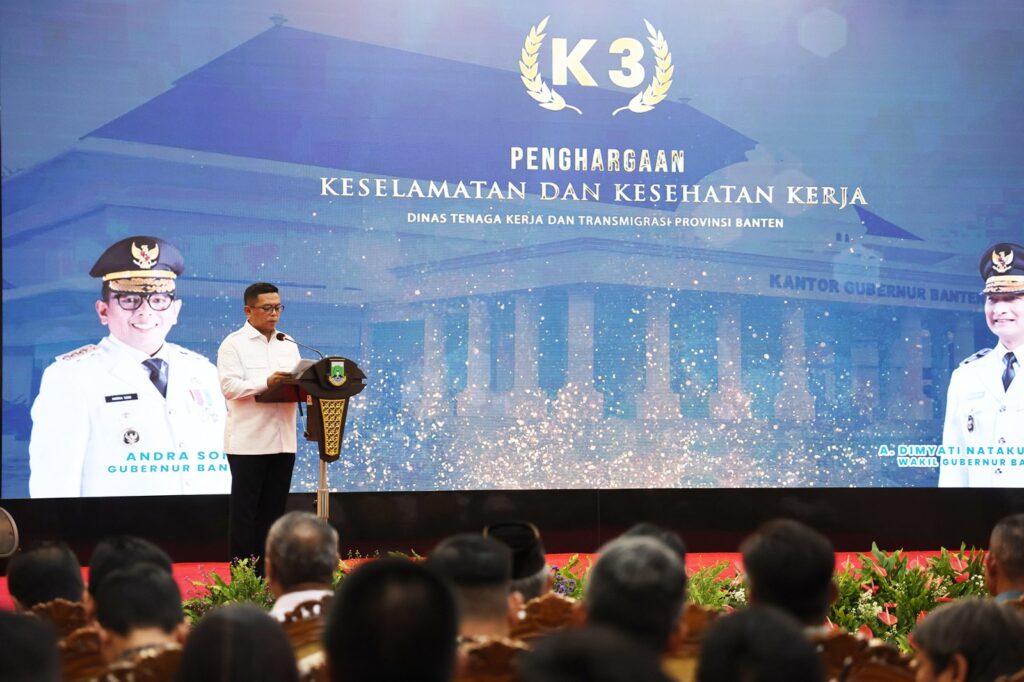 Andra Soni Serahkan Penghargaan K3 Award Provinsi Banten Tahun 2025