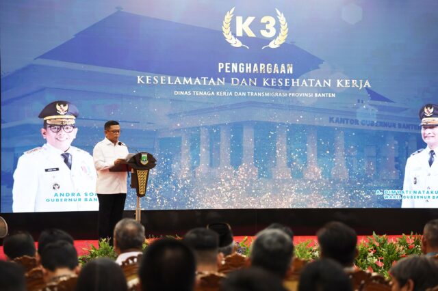 Andra Soni Serahkan Penghargaan K3 Award Provinsi Banten Tahun 2025