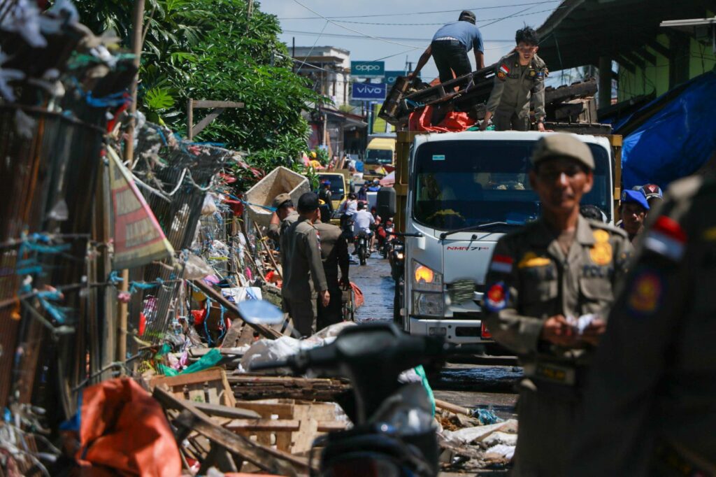 Satpol PP Kabupaten Serang Bongkar Puluhan Lapak PKL Pasar Ciherang Cikande Satpol PP Kabupaten Serang Bongkar Puluhan Lapak PKL Pasar Ciherang Cikande