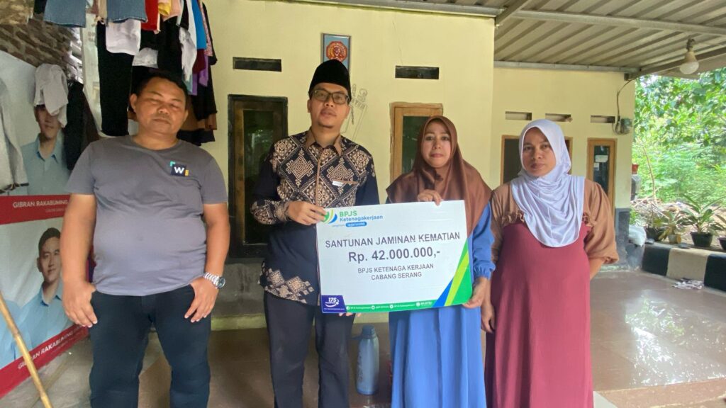 Pemdes Sindangheula Salurkan Santunan JKM kepada Ahli Waris Warga Pemdes Sindangheula Salurkan Santunan JKM kepada Ahli Waris Warga