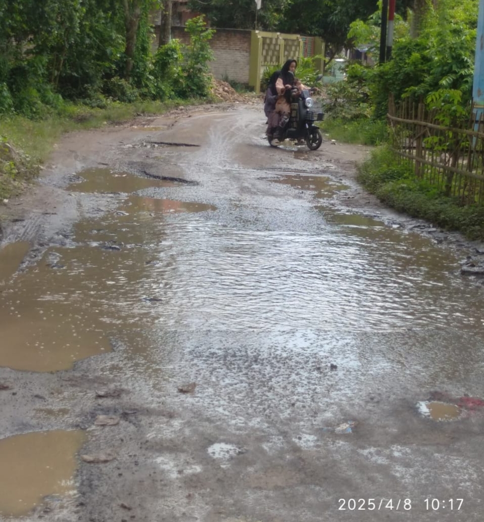 Warga Dua Kecamatan di Serang Keluhkan Jalan Rusak Penuh Lubang Warga Dua Kecamatan di Serang Keluhkan Jalan Rusak Penuh Lubang