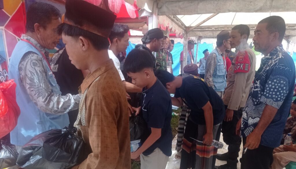 Puluhan Anak Yatim di Desa Pagelaran Terima Santunan Dari Pemilik Komedi Putar Putra Remaja, Kades Pagelaran Apresiasi