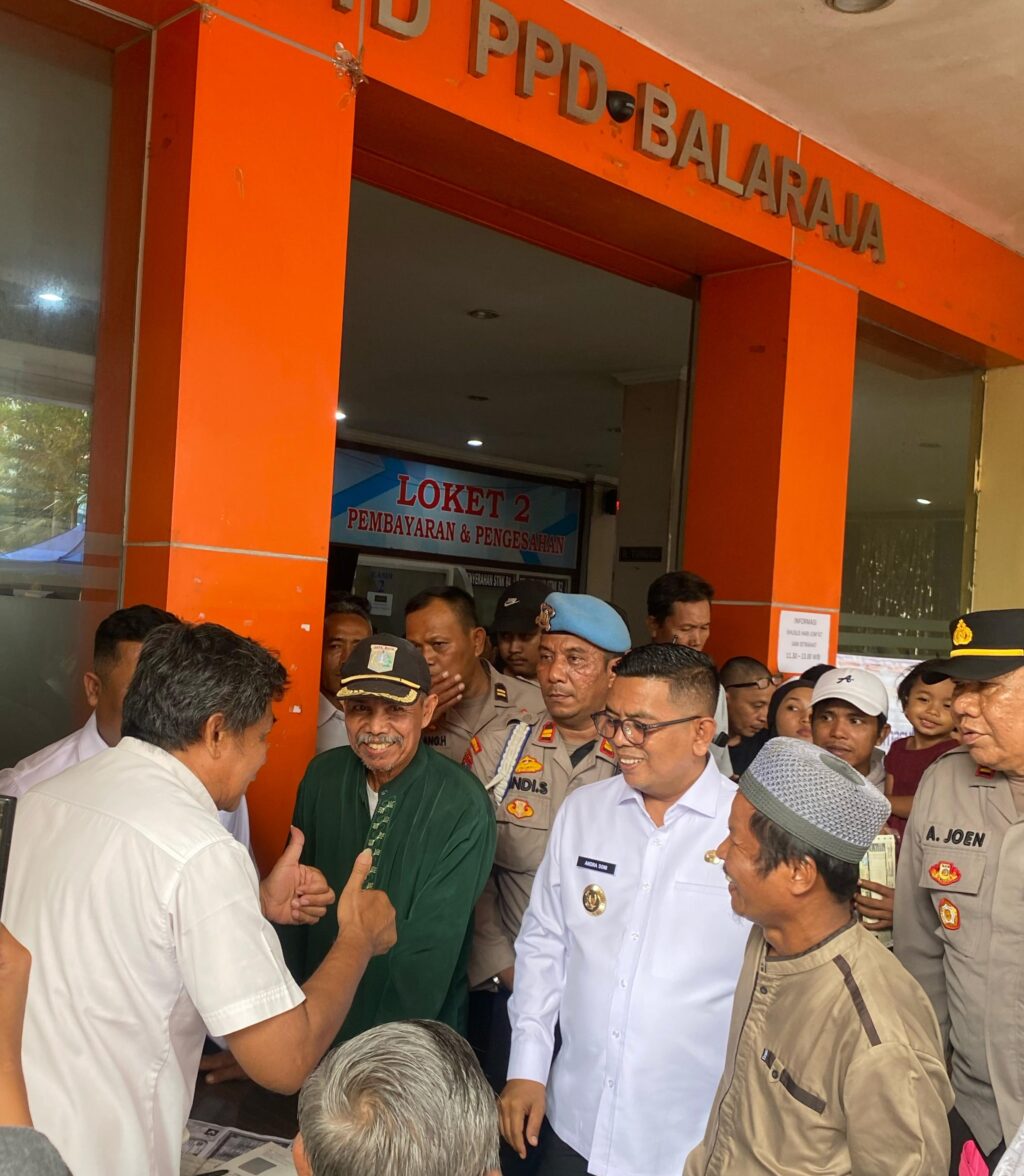 Sidak Samsat Balaraja, Andra Soni Tegaskan Tidak Ada Pungli di Pelayanan Masyarakat Sidak Samsat Balaraja, Andra Soni Tegaskan Tidak Ada Pungli di Pelayanan Masyarakat