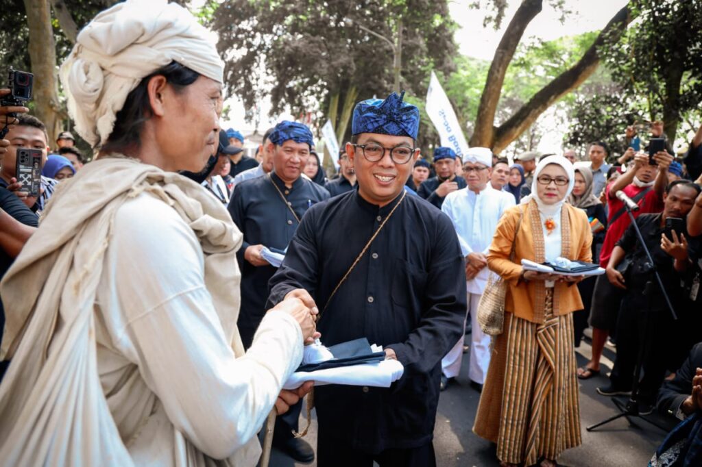 Sambut Warga Baduy, Andra Soni : Sangat Menginspirasi Dalam Menjaga Kelestarian Alam dan Adat Sambut Warga Baduy, Andra Soni : Sangat Menginspirasi Dalam Menjaga Kelestarian Alam dan Adat