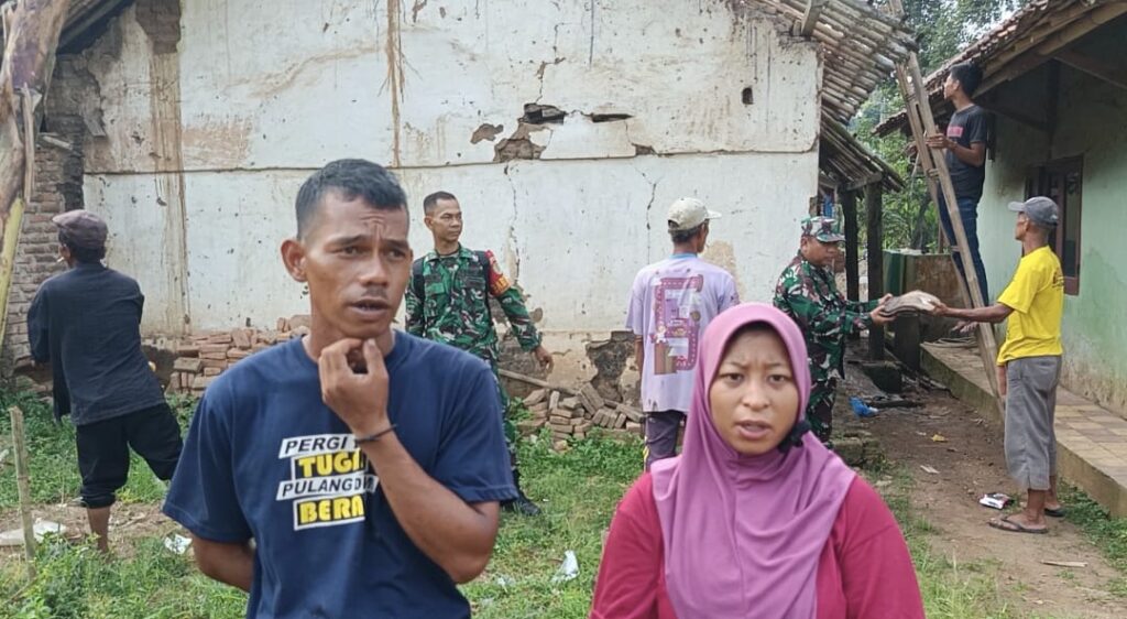 Keluarga Sarif Berbahagia Saat Menyaksikan Rumahnya di Bongkar