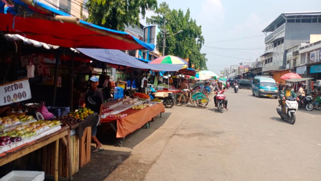 APKLI dan Paguyuban Pedagang Lakukan Penataan PKL di Lingkar Luar Pasar Induk Rau