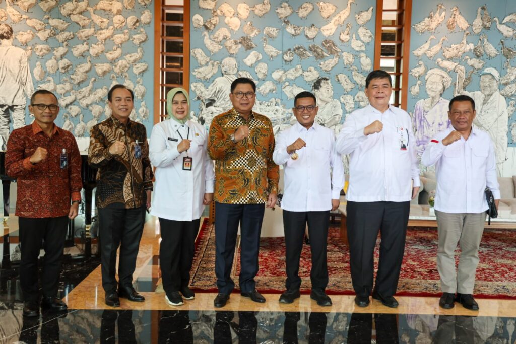 Tingkatkan Perekonomian Daerah, Andra Soni Perkuat Sinergitas dengan Bank Mandiri Tingkatkan Perekonomian Daerah, Andra Soni Perkuat Sinergitas dengan Bank Mandiri