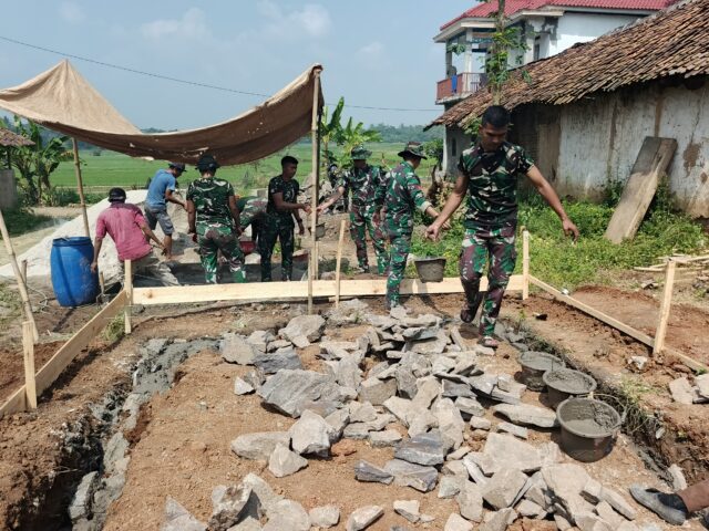 Satgas TMMD Ke-124 Kodim 0602/Serang Bersama Warga Gotong Royong Bangun Pondasi MCK di Desa Silebu