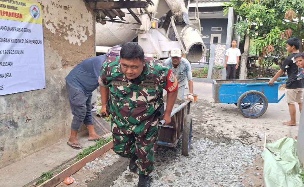 Dukung Percepatan Pembangunan Desa, Babinsa Koramil Ciruas Bantu Pengecoran Jalan Dukung Percepatan Pembangunan Desa, Babinsa Koramil Ciruas Bantu Pengecoran Jalan