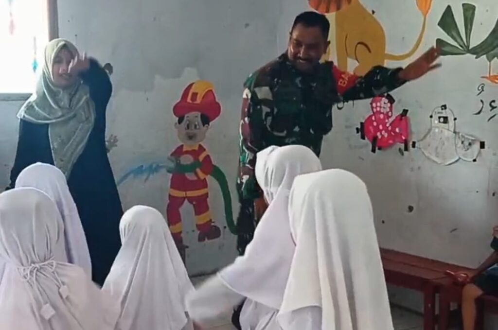 Babinsa Kragilan Ajak Anak PAUD Bernyanyi di Tengah TMMD ke-124, Bangun Kedekatan Emosional Babinsa Kragilan Ajak Anak PAUD Bernyanyi di Tengah TMMD ke-124, Bangun Kedekatan Emosional