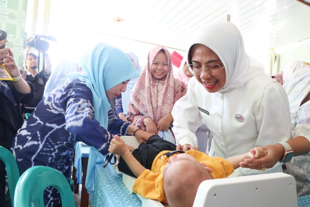Ketua TP Posyandu Banten Tinjau Penerapan Enam SPM di Kota Serang Ketua TP Posyandu Banten Tinjau Penerapan Enam SPM di Kota Serang