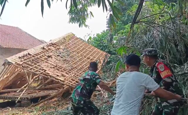 TMMD Ke-124 Kodim Serang Rehabilitasi Rumah ke-8 Rutilahu di Desa Silebu
