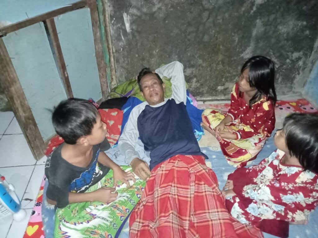 Suami TKW Asal Serang Terbaring Sakit, Istri Hilang Kontak 3 Tahun Diduga Dikirim Sponsor Ilegal Suami TKW Asal Serang Terbaring Sakit, Istri Hilang Kontak 3 Tahun Diduga Dikirim Sponsor Ilegal