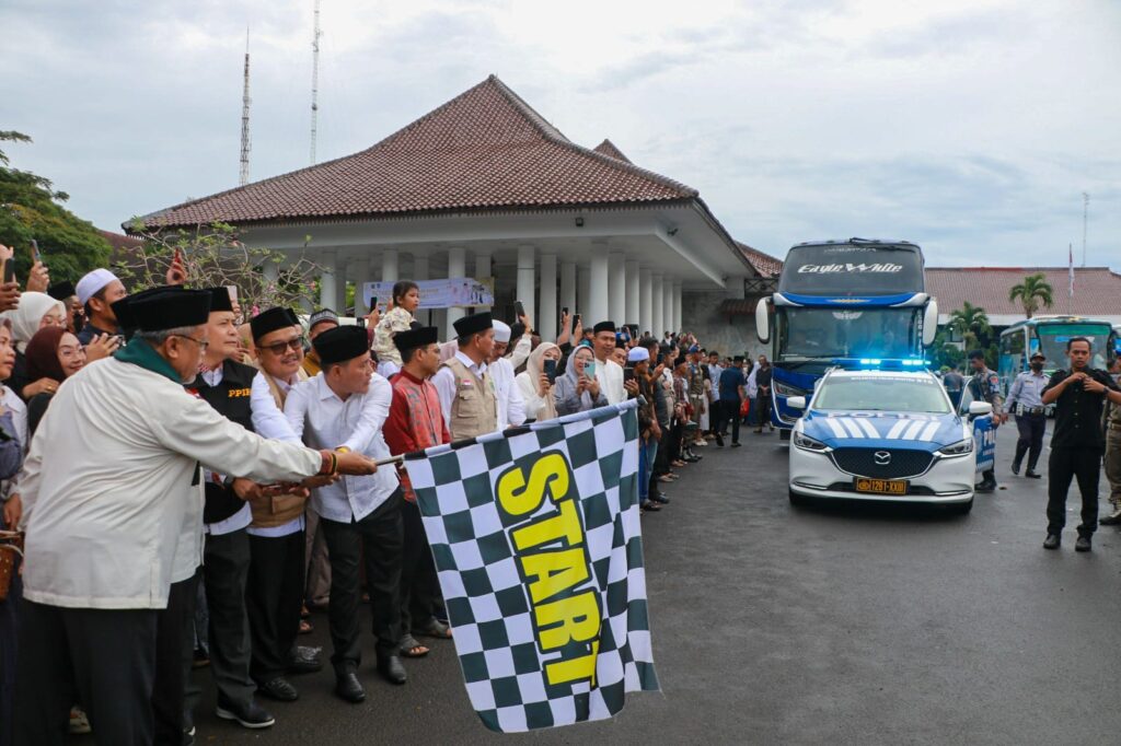 Tangis Haru saat Lepas Pemberangkatan 393 Jemaah Haji Asal Kabupaten Serang Tangis Haru saat Lepas Pemberangkatan 393 Jemaah Haji Asal Kabupaten Serang
