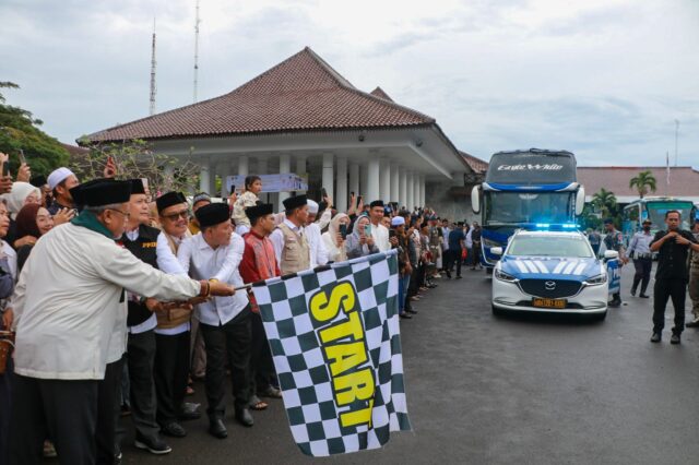 Tangis Haru saat Lepas Pemberangkatan 393 Jemaah Haji Asal Kabupaten Serang