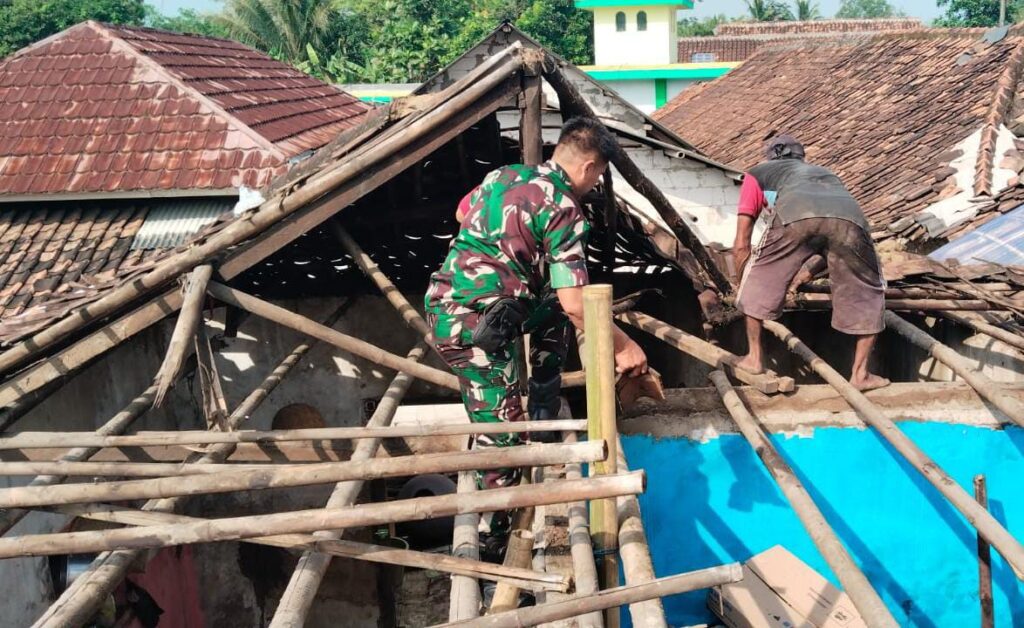Danramil Kopo Kerahkan Babinsa Bantu Perbaiki Atap Rumah Warga Akibat Hujan Deras Danramil Kopo Kerahkan Babinsa Bantu Perbaiki Atap Rumah Warga Akibat Hujan Deras