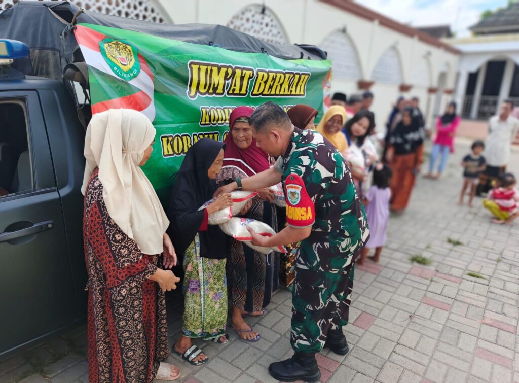 Program Jum’at Berkah, Babinsa Cipocok Jaya Bagikan 150 Sak Beras untuk Warga Prasejahtera