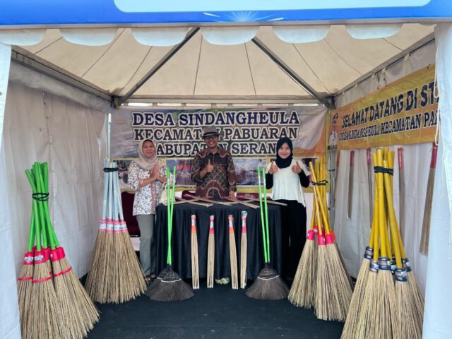 Desa Sindangheula Angkat Sapu Lidi sebagai Ikon Ekonomi di Festival Nasional Bangun Desa