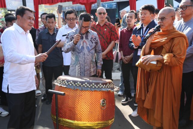 Hadiri Tri Suci Waisak, Andra Soni : Menghormati Sesama, Banten Bisa Maju