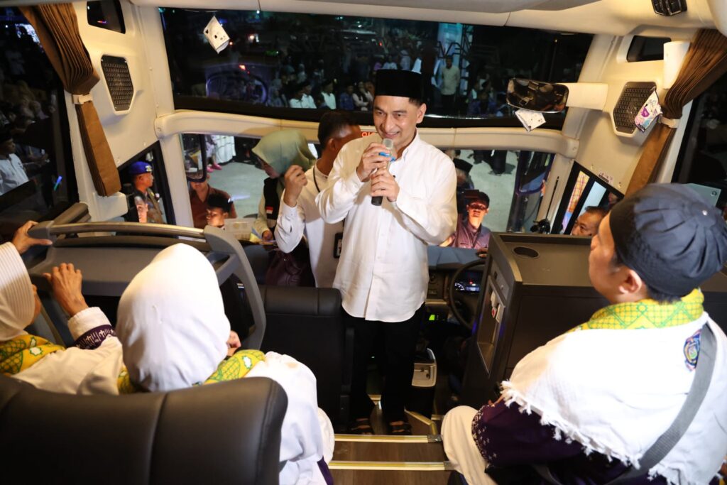 Lepas Jamaah Haji Kloter 47 JKG Tangsel, Wagub Banten Ingatkan Pentingnya Meluruskan Niat Lepas Jamaah Haji Kloter 47 JKG Tangsel, Wagub Banten Ingatkan Pentingnya Meluruskan Niat