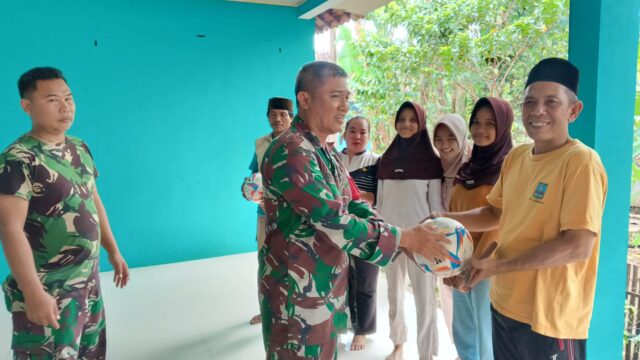 Satgas TMMD Kodim 0602/Serang Salurkan Bantuan Bola untuk Dorong Semangat Olahraga Pemuda Desa