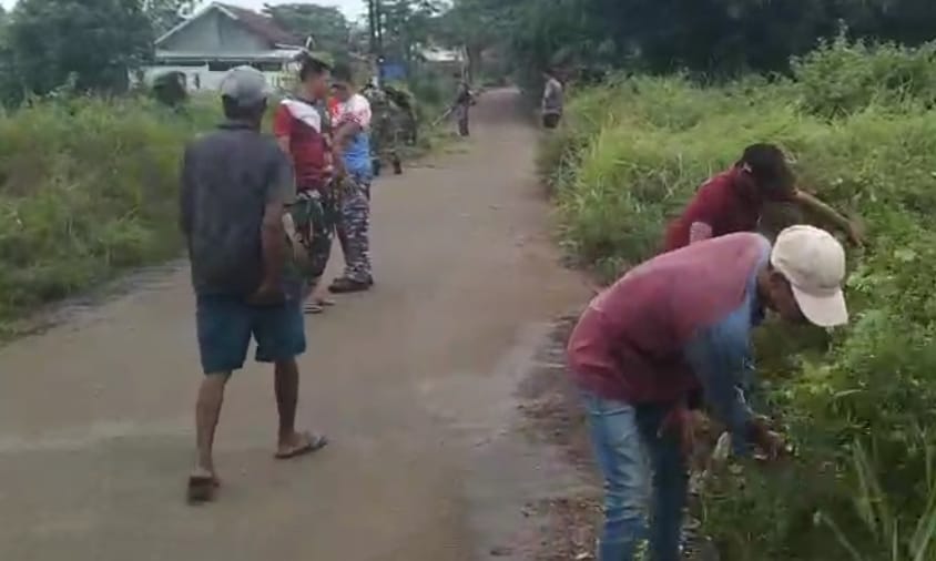 Satgas TMMD Ke-124 Kodim 0602/Serang Gelar Karya Bakti Pembersihan Jalan Lingkungan Satgas TMMD Ke-124 Kodim 0602/Serang Gelar Karya Bakti Pembersihan Jalan Lingkungan