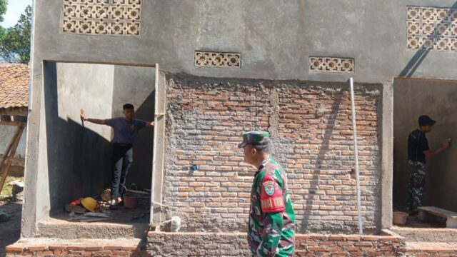Pastikan Tepat Waktu dan Berkualitas, Pasiter Kodim Serang Tinjau Pembangunan MCK TMMD Ke-124