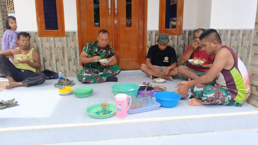 Bersantap Bersama, Satgas TMMD Ke-124 Kodim 0602/Serang dan Warga Jalin Hubungan Layaknya Saudara Bersantap Bersama, Satgas TMMD Ke-124 Kodim 0602/Serang dan Warga Jalin Hubungan Layaknya Saudara