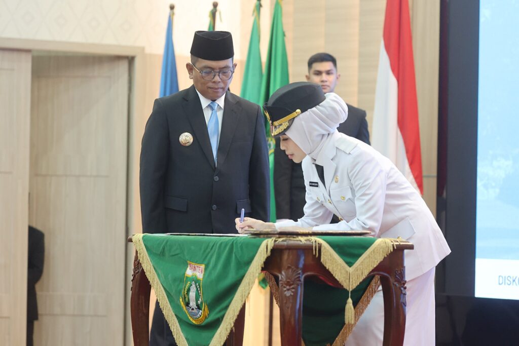 Gubernur Banten Lantik Bupati dan Wakil Bupati Serang Masa Jabatan Tahun 2025-2030 Gubernur Banten Lantik Bupati dan Wakil Bupati Serang Masa Jabatan Tahun 2025-2030