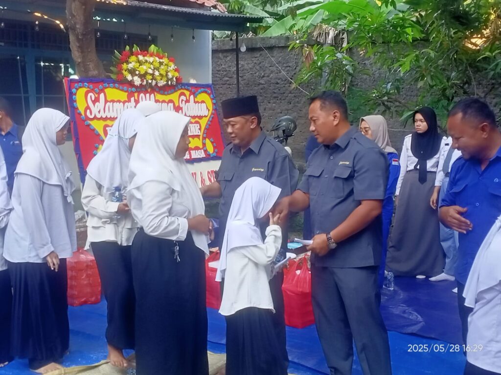 STL Grup Rayakan HUT ke-21 dengan Santunan Anak Yatim di Merak STL Grup Rayakan HUT ke-21 dengan Santunan Anak Yatim di Merak