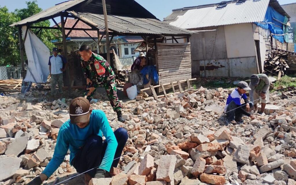 Babinsa Koramil Ciruas Dan Masyarakat Gotong Royong Bongkar Bangunan Aset Desa Untuk Posyandu Babinsa Koramil Ciruas Dan Masyarakat Gotong Royong Bongkar Bangunan Aset Desa Untuk Posyandu