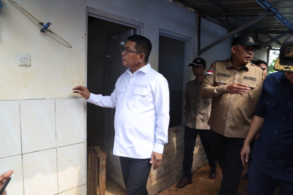 Tinjau Huntara Cigobang, Andra Soni : Pemprov Banten Siap Lakukan Pengerasan Akses Jalan Tinjau Huntara Cigobang, Andra Soni : Pemprov Banten Siap Lakukan Pengerasan Akses Jalan