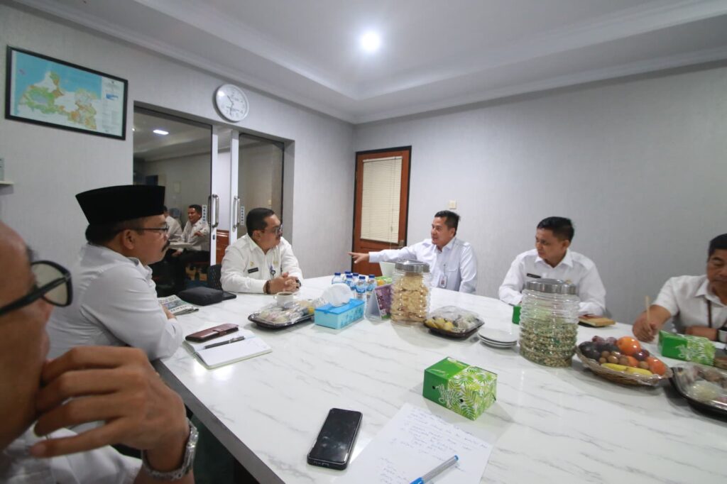 Kemendes PDT dan Ustadz Adi Hidayat Inisiasi Gerakan Indonesia Menanam di Serang Kemendes PDT dan Ustadz Adi Hidayat Inisiasi Gerakan Indonesia Menanam di Serang