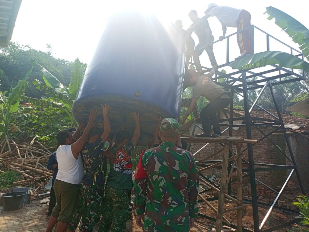 Satgas TMMD ke-124 Kodim 0602/Serang Selesaikan Pemasangan Toren Air di Kampung Silebu Bayur