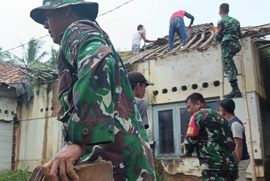 Erlin Terlihat Bahagia Saat Rumahnya Akan Direnovasi Melalui Program TMMD ke-124 Kodim 0602/Serang Erlin Terlihat Bahagia Saat Rumahnya Akan Direnovasi Melalui Program TMMD ke-124 Kodim 0602/Serang