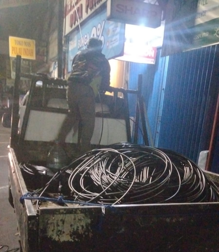 Vendor Fiber Optik Diduga Langgar Aturan, Pasang Kabel Tanpa Izin di Kota Serang Vendor Fiber Optik Diduga Langgar Aturan, Pasang Kabel Tanpa Izin di Kota Serang