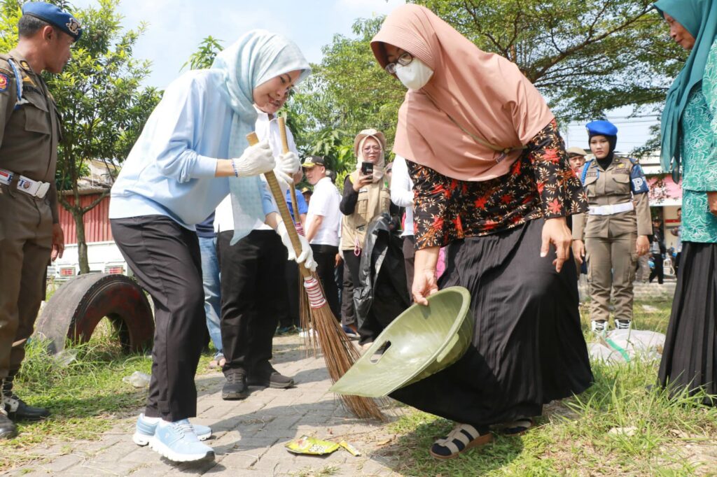 Bupati Serang Pimpin Gerebeg Sampah di Cikande, Dorong Desa Kelola Sampah Jadi Energi Bupati Serang Pimpin Gerebeg Sampah di Cikande, Dorong Desa Kelola Sampah Jadi Energi