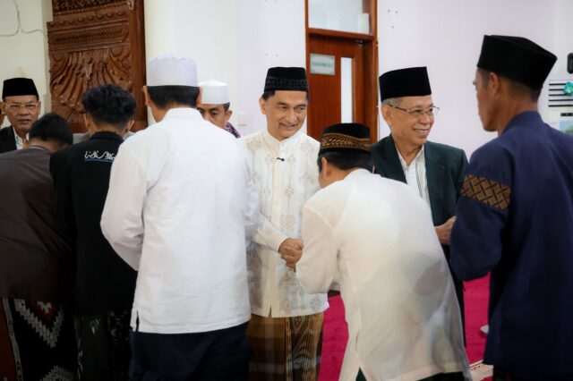 Wagub Banten Melaksanakan Sholat Idul Adha di Masjid Raya Al-Bantani