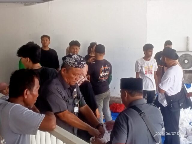 Gapasdap Merak Salurkan 2.000 Kupon Daging Qurban kepada Warga Sekitar Pelabuhan Selat Sunda