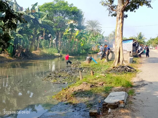 Kolaborasi Peserta Latsitarda dan Warga Sepang Bersihkan Sampah Liar