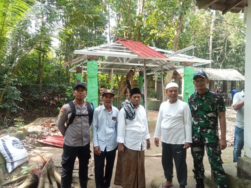Anggota Latsitarda dan Babinsa Cilegon Gotong Royong Bangun Akses Makam Raden Arya Sintok